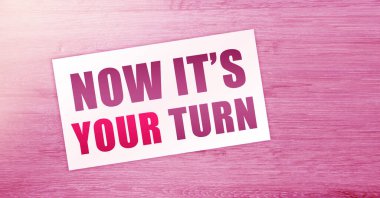 Sözcükler artık senin sıran. Ahşap masaya koyduğun kartvizitin üzerinde siyah harflerle. İş konsepti.