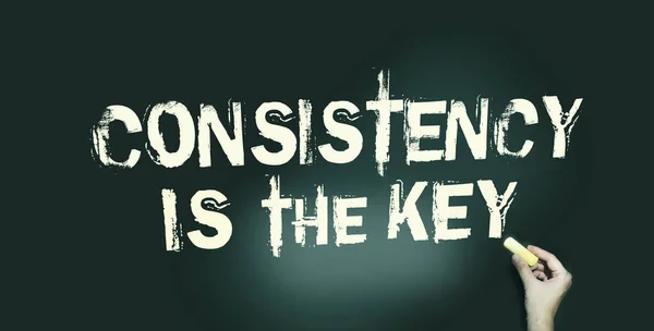Konsistenz Ist Die Schlüsselkreidetafel Mit Text Und Einem Handgehaltenen Stück — Stockfoto