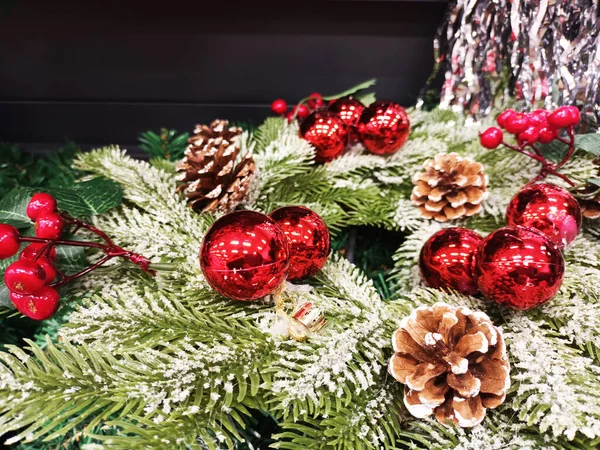 Kerstboom Met Decoraties Buurt Van Een Open Haard Met Verlichting — Stockfoto