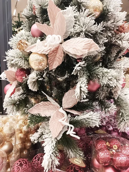 Nieuwjaar Decoratie Een Kerstboom Roze Kerstversiering Kerstspar — Stockfoto