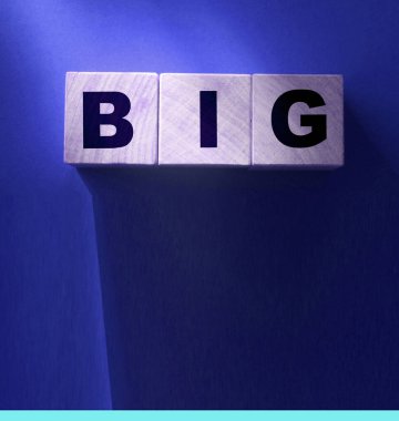 Tahta küplerin kırmızı arka planda büyük yazılışı. Teknoloji konsepti, büyük işletme veya fikir kavramı