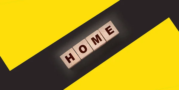 Evim Sözcüğünün Yazılı Olduğu Tahta Küpler Siyah Bir Arka Planda — Stok fotoğraf