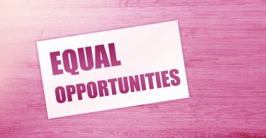 Tahta masada kart üzerinde eşit fırsatlar. İş konsepti,