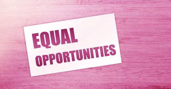 Tahta masada kart üzerinde eşit fırsatlar. İş konsepti,