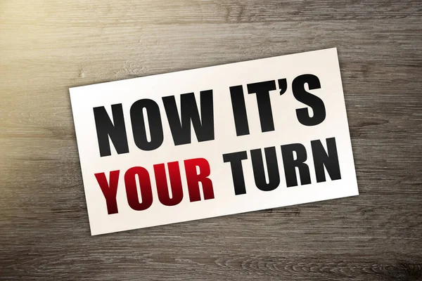 Sözcükler artık senin sıran. Ahşap masaya koyduğun kartvizitin üzerinde siyah harflerle. İş konsepti.