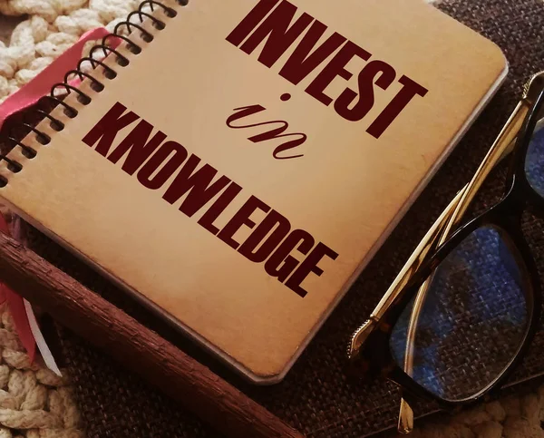 Investera Kunskapsfras Ord Copybook Sida Penna Och Glasögon Utbildnings Karriär — Stockfoto