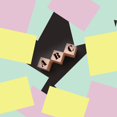 ABC. İçinde harfler olan üç tahta küp. Temel ilköğretim konseptine dönelim..