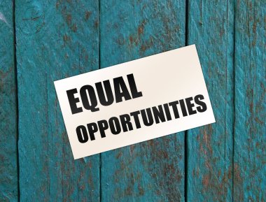 Tahta masada kart üzerinde eşit fırsatlar. İş konsepti,