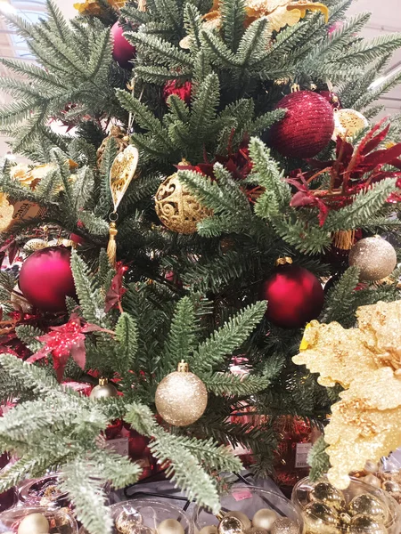 Bellissimo Albero Natale Con Decorazioni Rosse Dorate Anno Nuovo Sfondo — Foto Stock