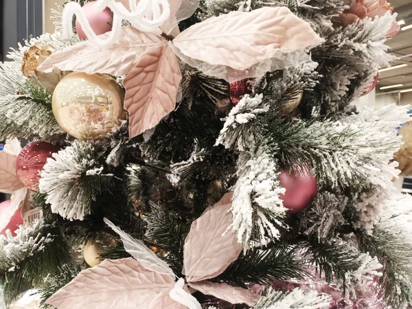 Großaufnahme Von Deko Spielzeug Das Einem Weihnachtsbaum Hängt Weihnachtlicher Hintergrund — Stockfoto