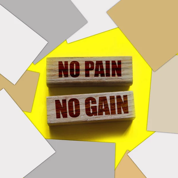 Pain Gain Μήνυμα Γραμμένο Ξύλινα Μπλοκ Στο Κίτρινο Έννοια Επιχειρηματικής — Φωτογραφία Αρχείου