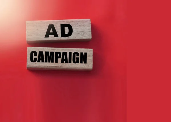 캠페인 Wooden Blocks Red Background 마케팅 사업의 — 스톡 사진