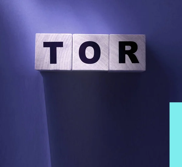 Torのコンセプトは木製ベージュキューブ上の赤い背景 — ストック写真