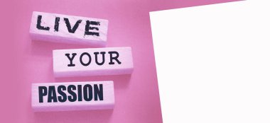 Tahta bloklara yazılmış tutkulu sözlerinizi yaşayın. Hayalindeki kaderi yaşa. Kişisel motivasyon koçluğu konsepti..