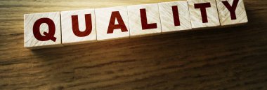 Ahşap arka planda tahta küplerle ilgili söz çoğunluğu. İyi veya hizmet sektörü konseptinin değerlendirilmesi.