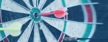 Hedef noktasında kırmızı ok var. Mızıkçılık konsepti başarılı.