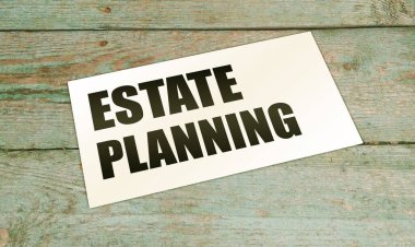 Emlak planlama metni, tahta masadaki kart üzerindeki yazılar. Gayrimenkul konsepti ile iş.