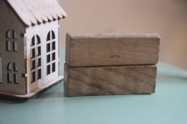 Naneli masada tahta oyuncak ev var. Ev sigortası konsepti. Emlak işi kavramı.