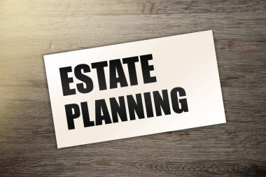 Emlak planlama metni, tahta masadaki kart üzerindeki yazılar. Gayrimenkul konsepti ile iş.