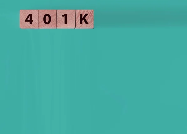 退職計画401K シニアコンセプトのための投資 アルファベットとキューブ木製のブロックは 単語の略語を組み合わせて401K黒の黒板の背景に — ストック写真