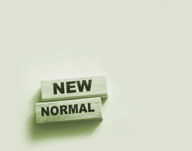 Tahta bloklarda yeni normal kelimeler. İş ekonomisi çevre davranış konsepti. Salgın dünya gerçekliği sonrası