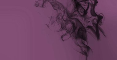 Yumuşak pembe ve nane aromalı güzel, rüya gibi gökyüzü ve üzerlerinde duman. Parti posterleri ve el ilanları için soyut romantik geçmiş.