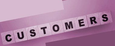 Müşteri sözcüğü ahşap bloklama yeşil gradyan hakkında. B2C iş pazarlama kavramı.