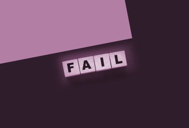 Başarısız Kelime metni siyah arkaplan üzerine tahta küp bloklarıyla yazılmış. İş krizi kavramı.