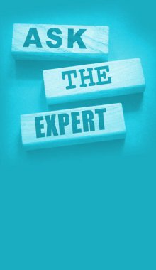 Tahta bloklardaki uzman kelimelerine sor. Çözüm ve danışmanlık sektörü konsepti için profesyonel, usta veya danışmana danışmak.