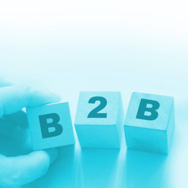 Tahta küplerdeki B2B kısaltması. Business to Busness konsepti Hand, B küpünü sıraya dizdi. İş pazarlama stratejisi kavramı.