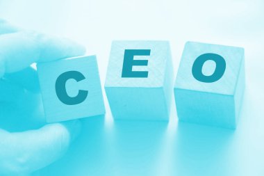 CEO tahta küplere yazılmış. Mektuplar Genel Müdür 'ün kısaltması. İş yönetimi kavramı.