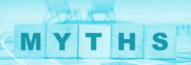 Gevşemiş okyanus plajı manzarası üzerinde Tahta Küpler hakkında efsaneler. Lüks hayat ya da başarılı iş konsepti.