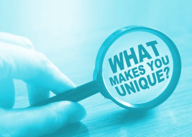 Büyüteç altında seni eşsiz bir soru yapan nedir? Kariyer dünyası konsepti.