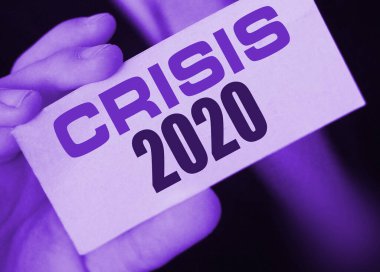 Kriz 2020, iş adamının elindeki bir kartla. Ekonomik ekonomik kriz kavramı.