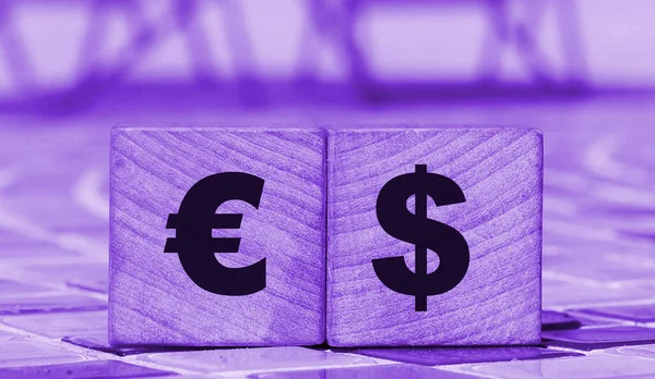 Euro Dollaro Blocchi Legno Vicino Spiaggia Oceano Concetto Commercio Valuta — Foto Stock