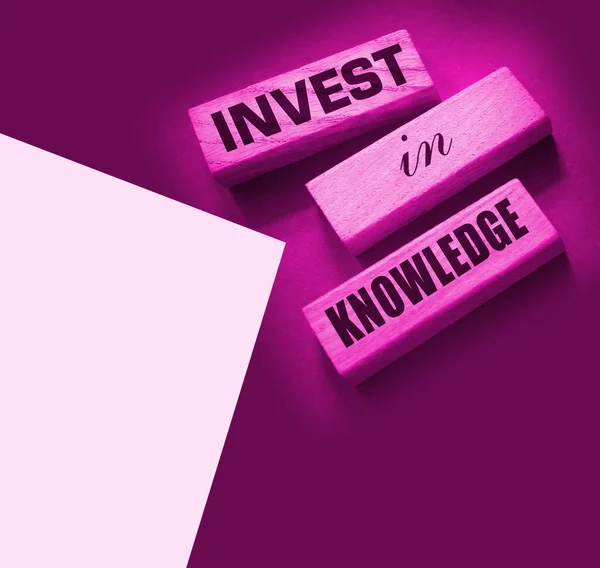 Investieren Sie Wissensworte Auf Holzklötzen Inspirierendes Motivationszitat Investitionen Wissen Zahlen — Stockfoto