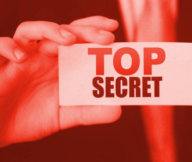 İş adamı el ele tutuşurken çok gizli kelimeler kullanır. İş konsepti.