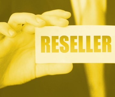 Reseller kelimesinin yazılı olduğu bir kart tutan bir iş adamı. İş konsepti yeniden yükleniyor.