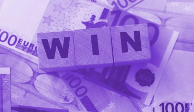 Birçok 100 Euro 'luk banknotun arka planında tahta küplerle ilgili bir kelime kazan. Başarılı iş konsepti.