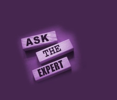 Tahta bloklardaki uzman kelimelerine sor. Çözüm ve danışmanlık sektörü konsepti için profesyonel, usta veya danışmana danışmak.