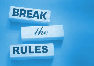 Koyu grideki tahta bloklardaki kuralları çiğne. Davranış konsepti veya yenilikçi iş yönetimi konsepti