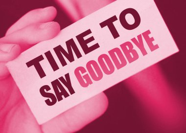 İş adamının elindeki kartla veda etme zamanı. İş sözleşmesi sonlandırma kavramı.