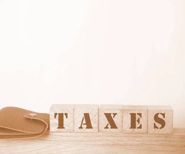 Steuern Auf Holzklötze Und Brieftasche Auf Dem Tisch Geschäftskonzept Steuern — Stockfoto