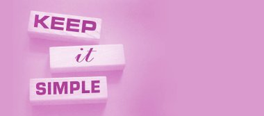 Koyu gri arka planda tahta bloklarda basit kelimeler kullan. İş metni yazma kavramı.