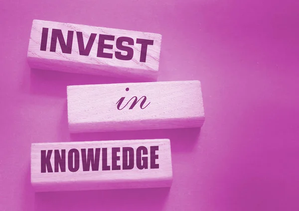 Инвестируйте Знания Слова Деревянных Блоках Вдохновляющая Мотивационная Цитата Инвестиции Знания — стоковое фото