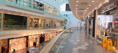 Alışveriş merkezi manzarasının içinde.