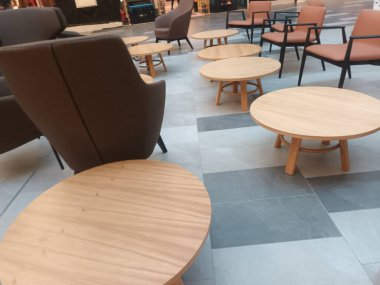 Alışveriş merkezi manzarasının içinde.