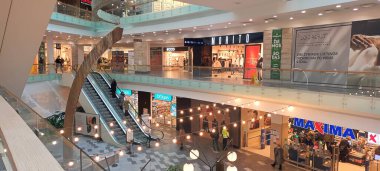 Alışveriş merkezi manzarasının içinde.