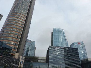 şehir görünümündeki modern bina