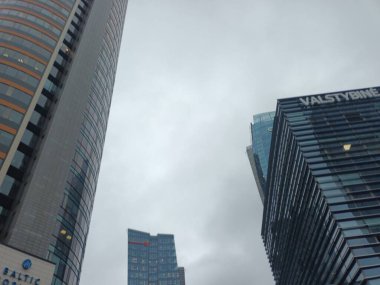 şehir görünümündeki modern bina